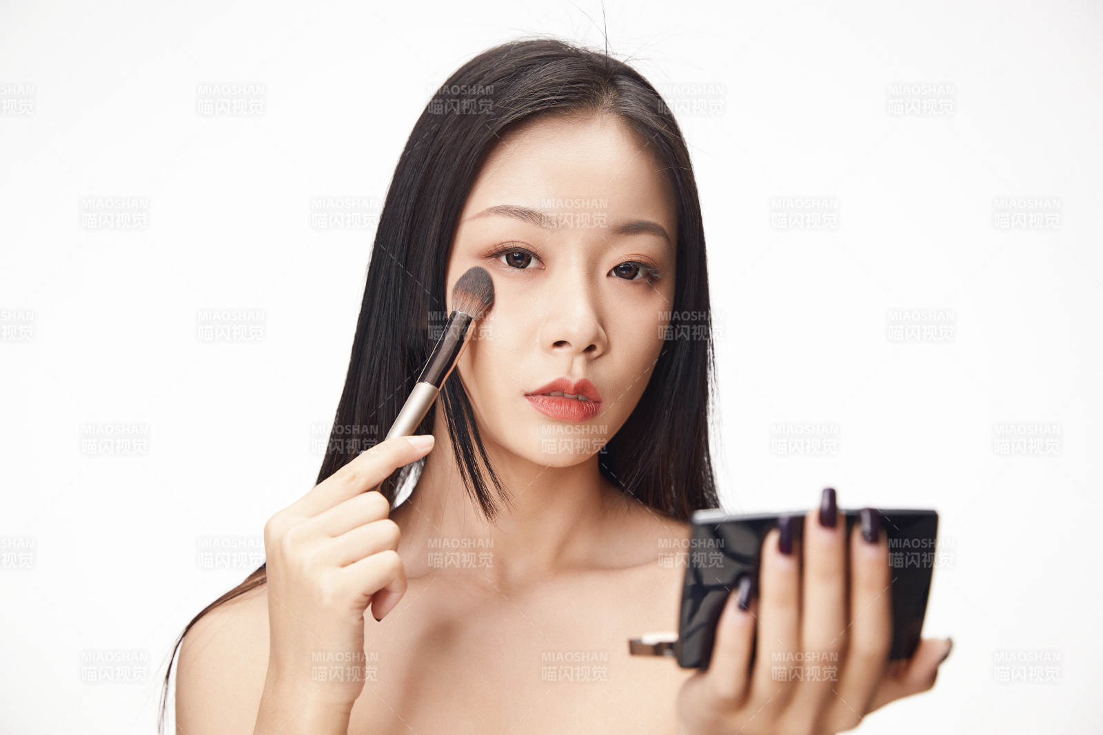 亚洲美女面部特写化妆护肤