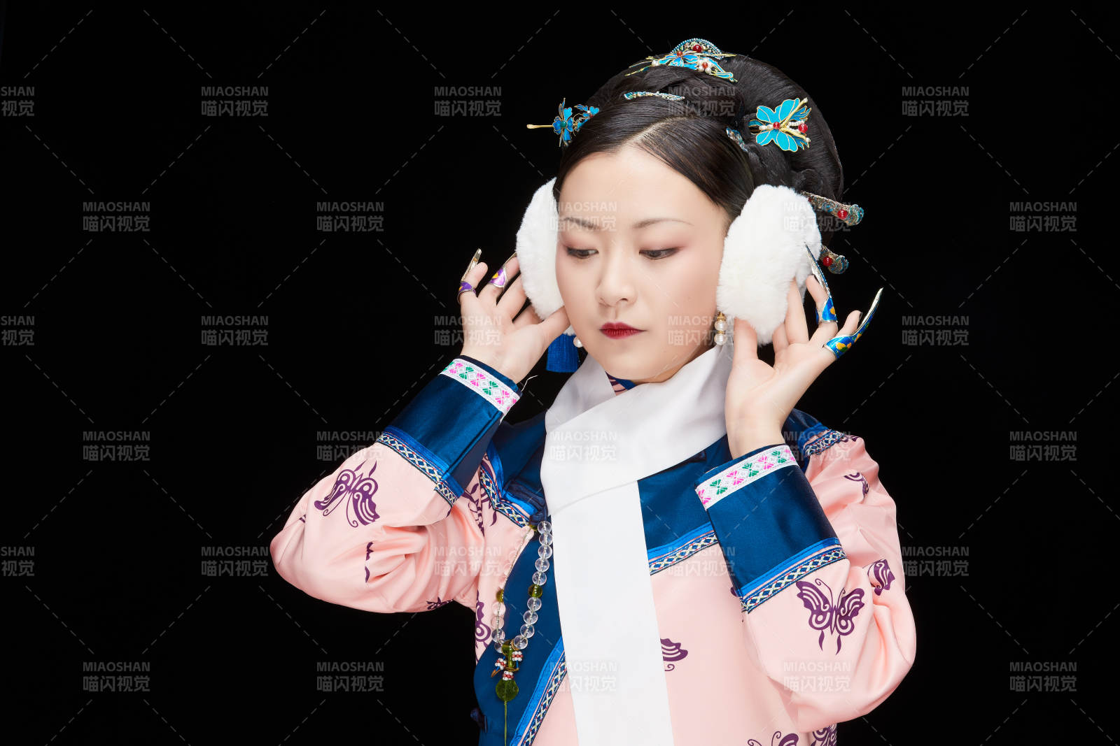 黑色背景下的清代女性古装造型清朝古装