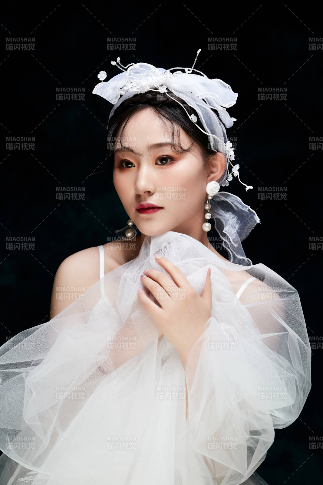 黑色背景下的女性复古婚纱妆面