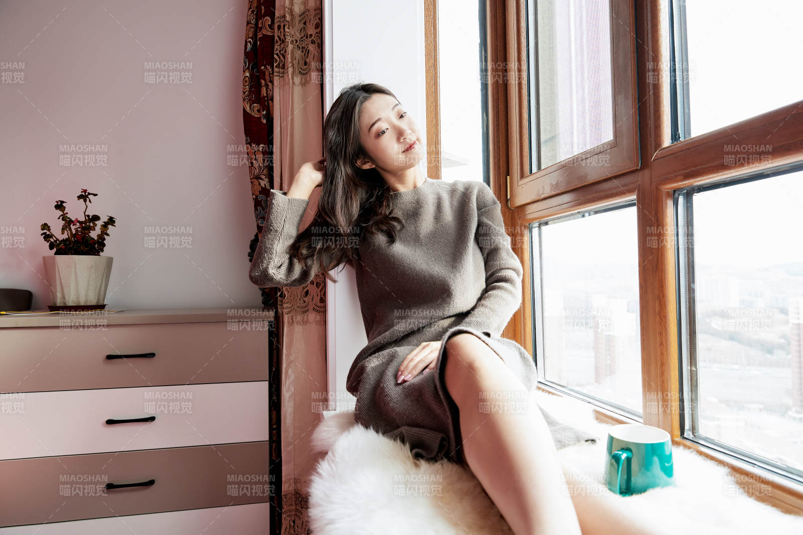 躺在舒适的飘窗上喝咖啡的少女