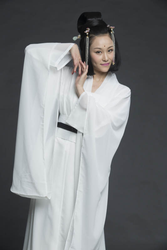 身穿古装的汉服女性人像汉服影棚拍摄