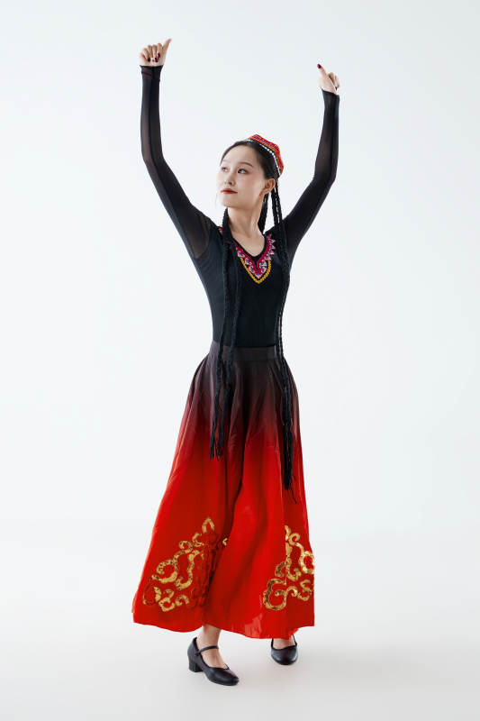 穿着新疆维吾尔族服饰跳舞的少女