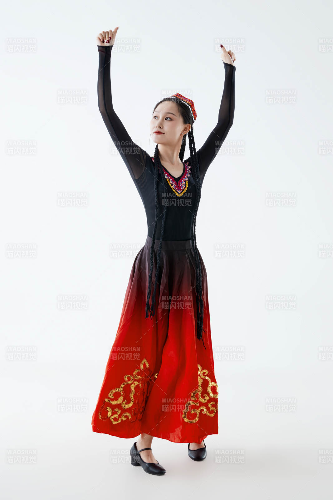 穿着新疆维吾尔族服饰跳舞的少女