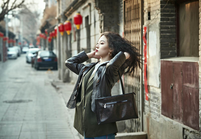 老旧城区里穿着复古港风的美丽清纯少女