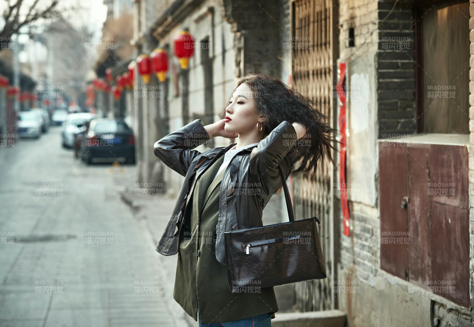 老旧城区里穿着复古港风的美丽清纯少女