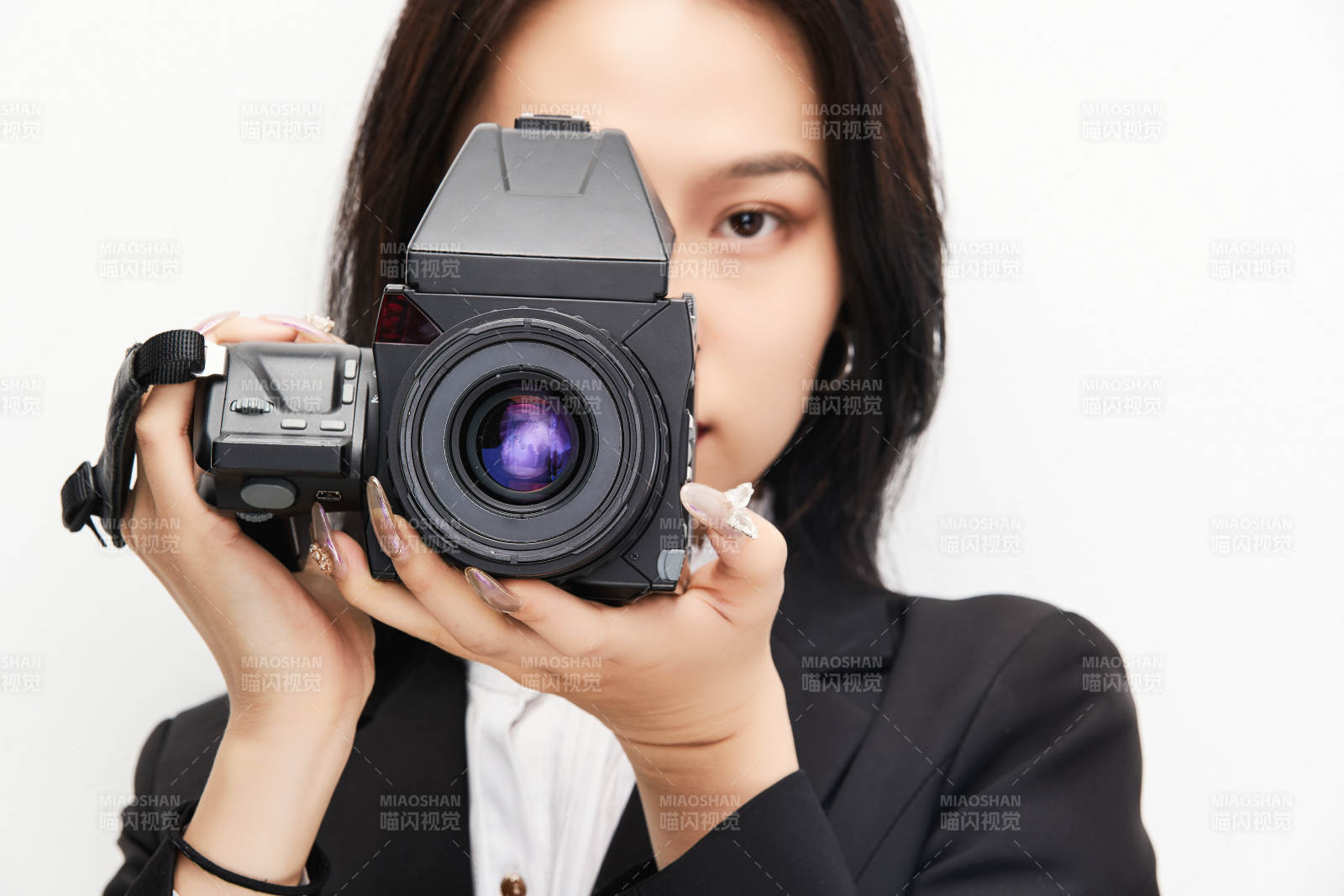 棚拍白色背景亚洲青年女性摄影师