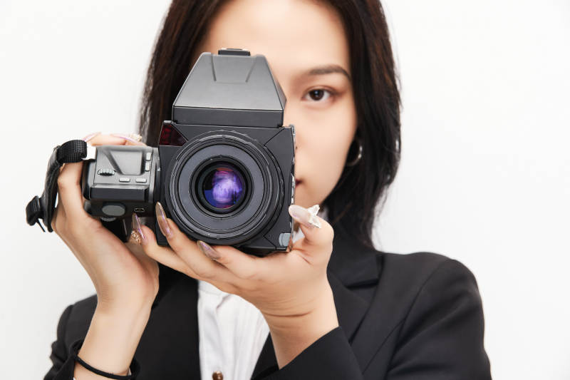 棚拍白色背景亚洲青年女性摄影师