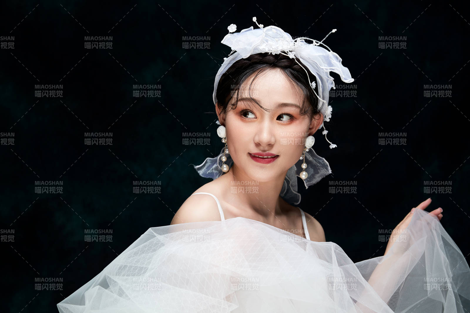 黑色背景下的女性復(fù)古婚紗妝面