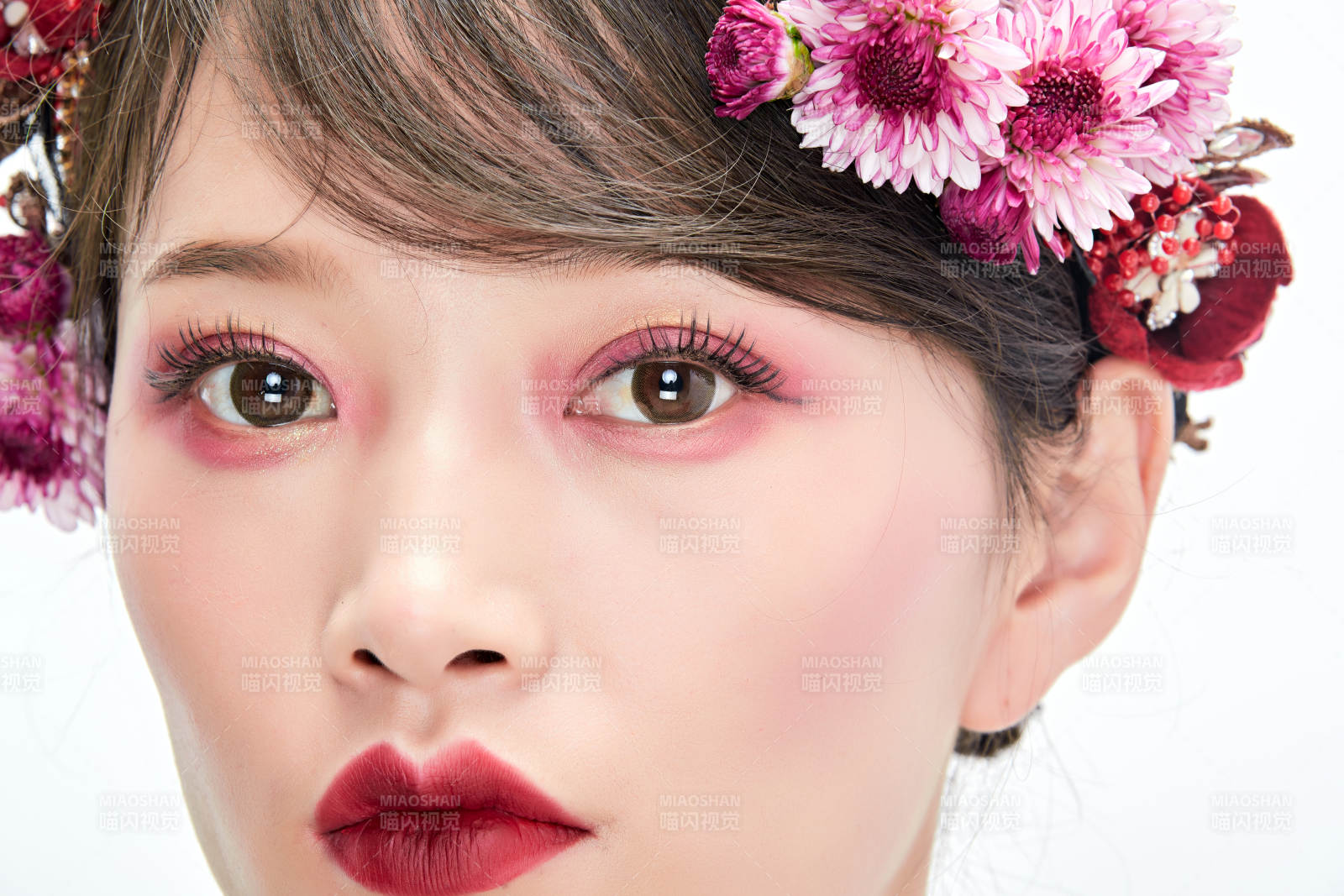 白色背景下的新娘彩妆美女人像