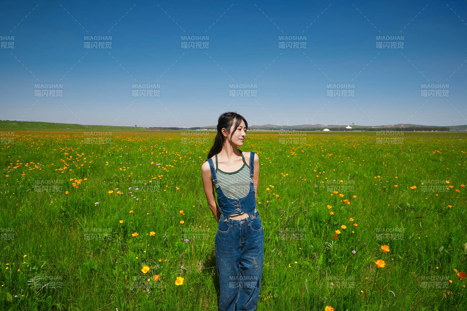 盛夏在草原湿地公园游玩的姑娘