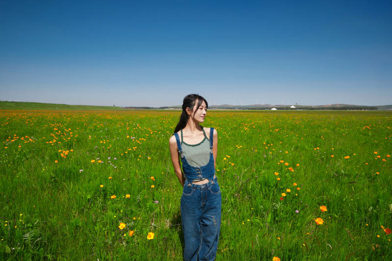 盛夏在草原湿地公园游玩的姑娘