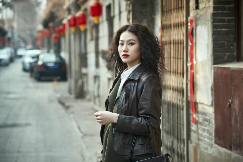 老旧城区里穿着复古港风的美丽清纯少女