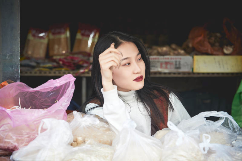 老旧城区里穿着复古港风的美丽清纯少女