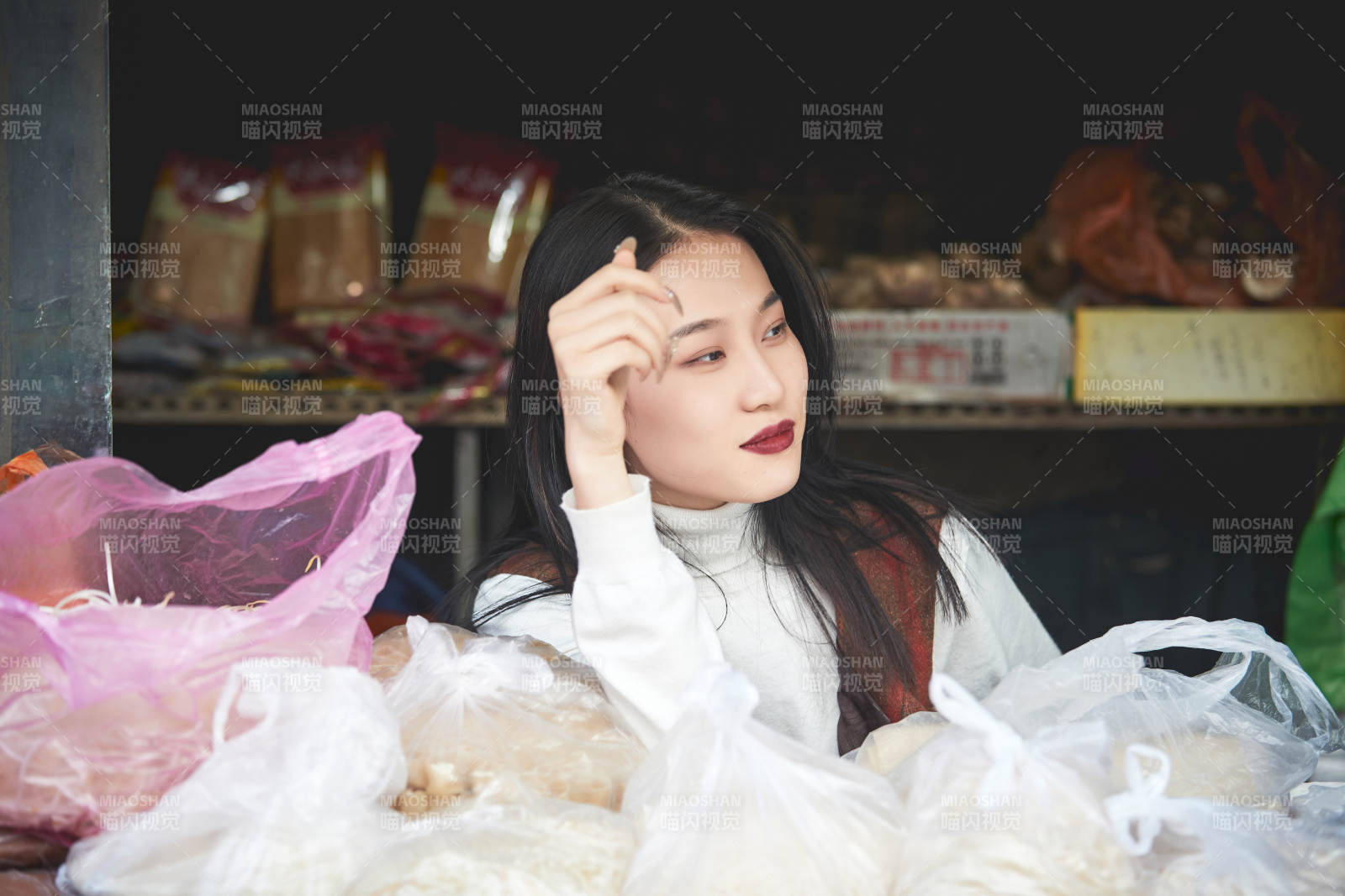 老旧城区里穿着复古港风的美丽清纯少女