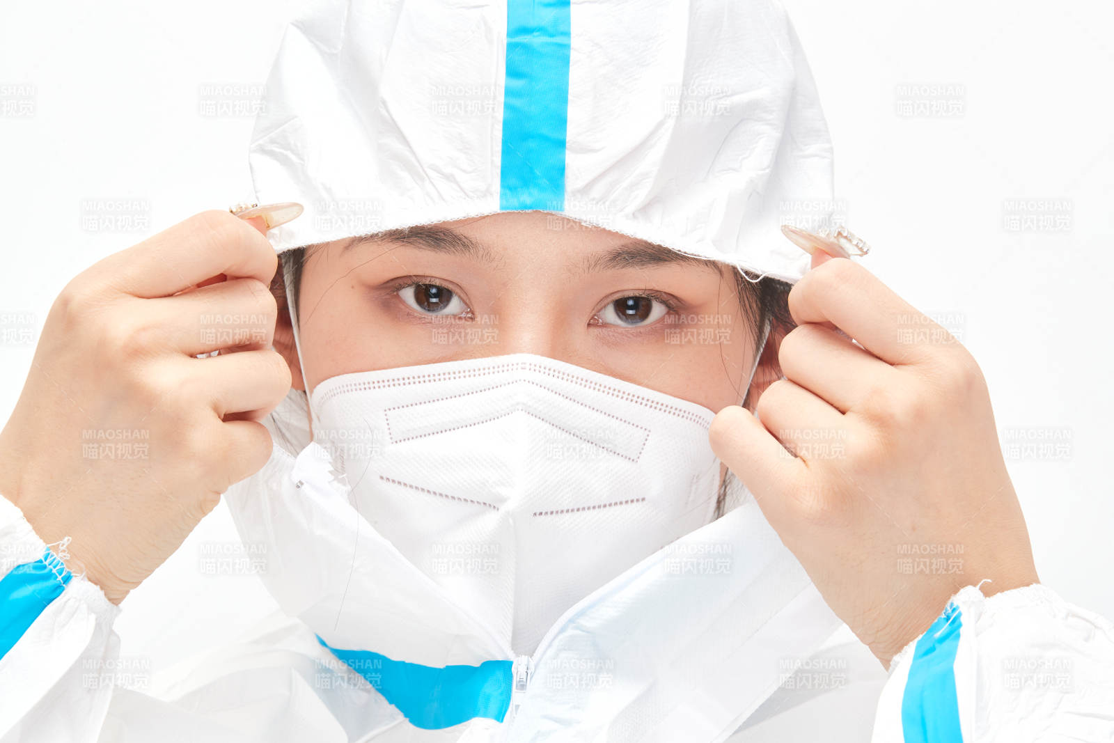 穿白色防護服佩戴護目鏡口罩的女性醫療人員