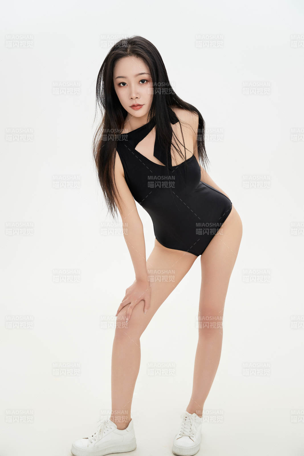 穿着运动泳装的亚洲美女