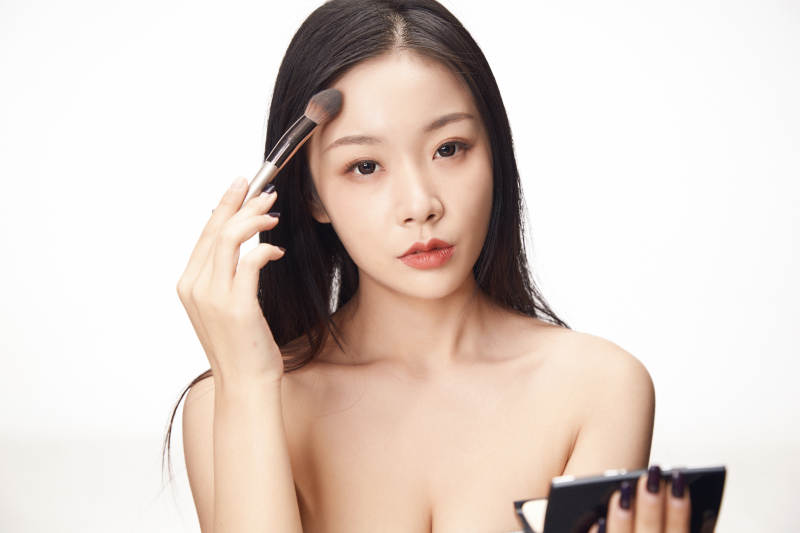 亚洲美女面部特写化妆护肤