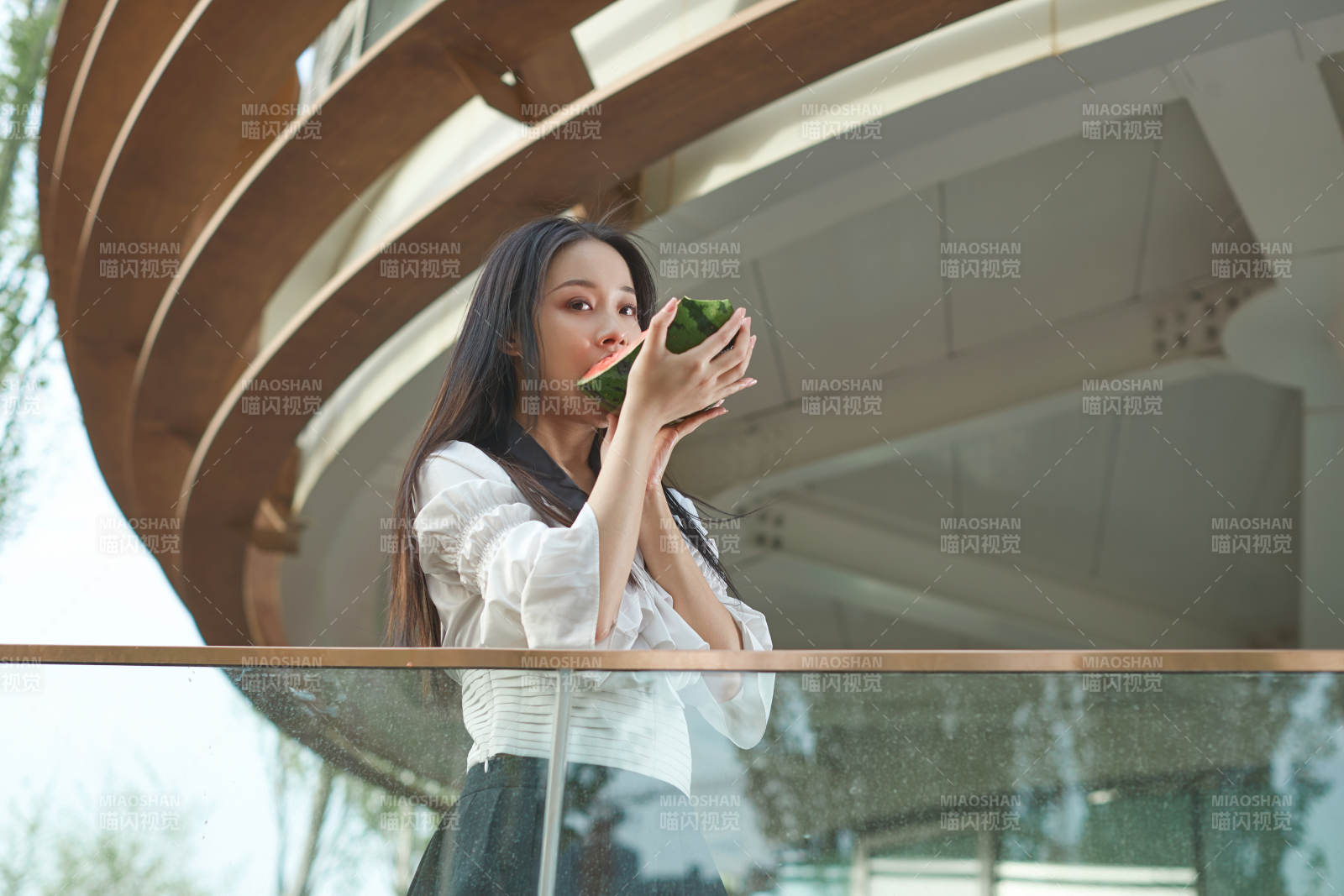 初夏戶外公園吃西瓜的可愛少女