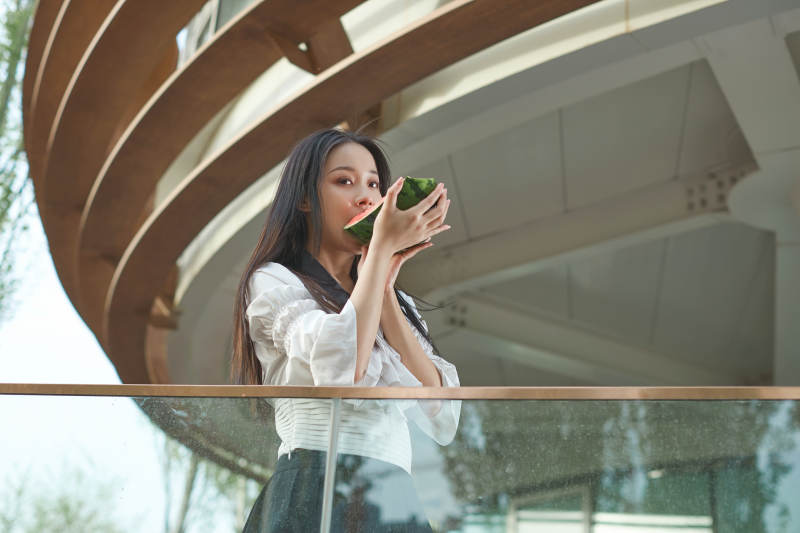 初夏户外公园吃西瓜的可爱少女