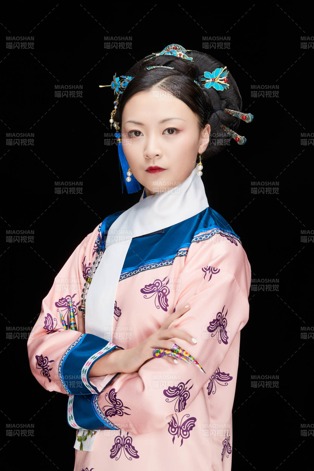 黑色背景下的清代女性古裝造型清朝古裝