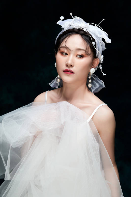 黑色背景下的女性复古婚纱妆面