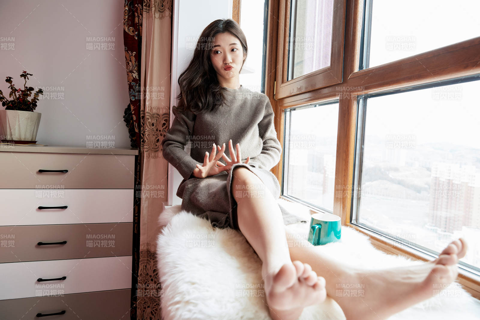 躺在舒适的飘窗上喝咖啡的少女