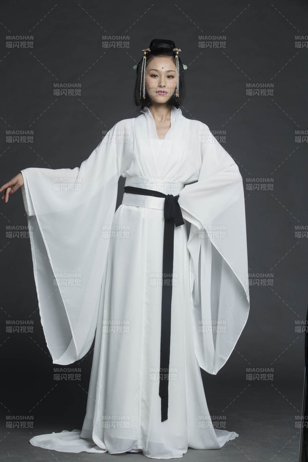 身穿古装的汉服女性人像汉服影棚拍摄