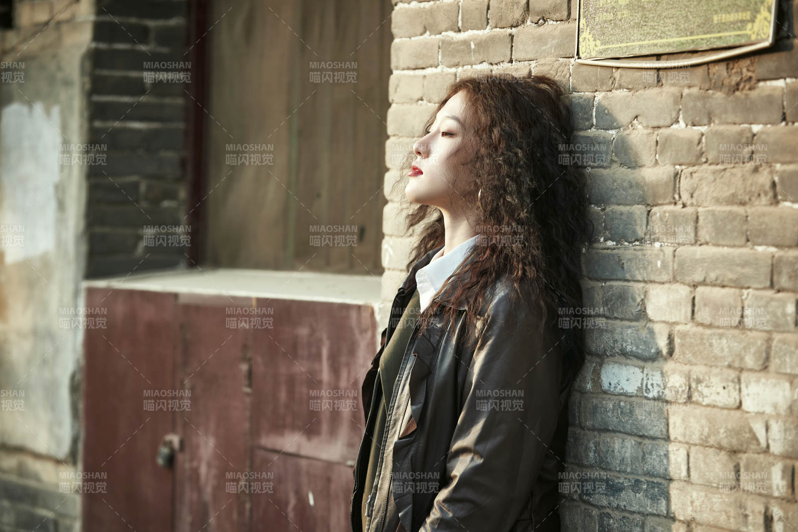 老旧城区里穿着复古港风的美丽清纯少女