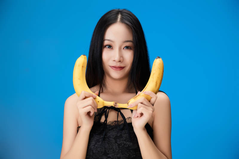 吃水果的亞洲東方長發(fā)少女