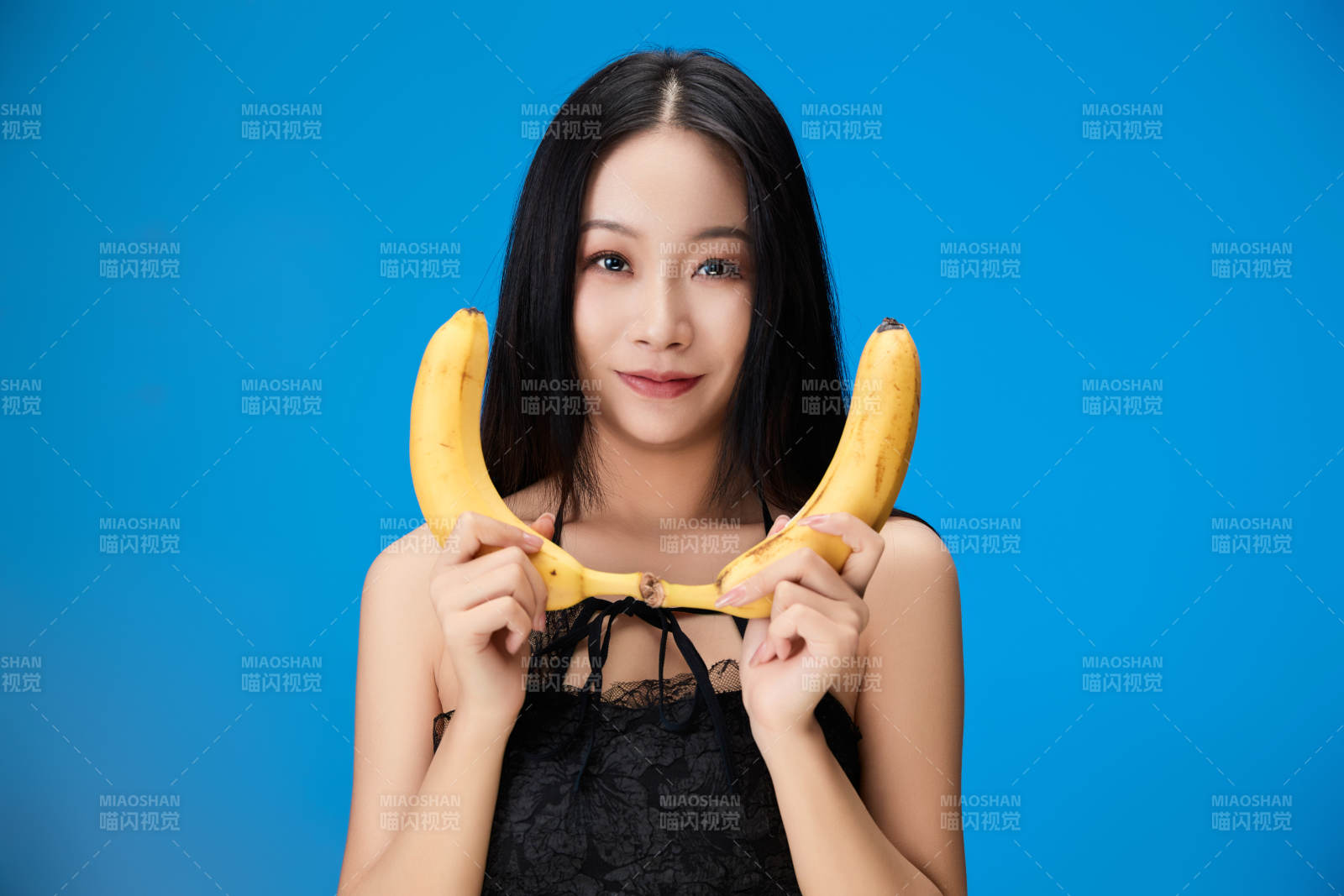 吃水果的亞洲東方長發少女