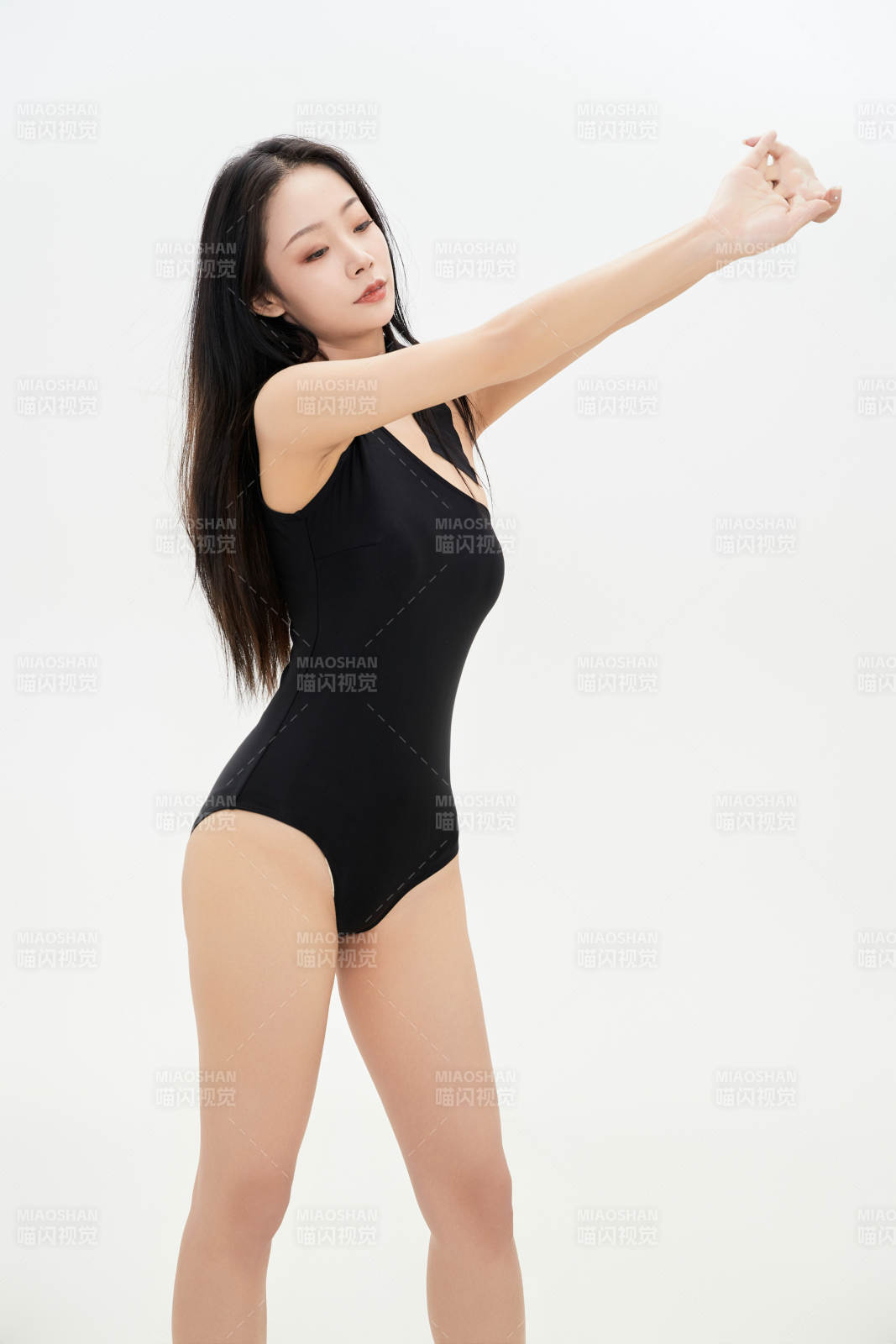 穿着运动泳装的亚洲美女