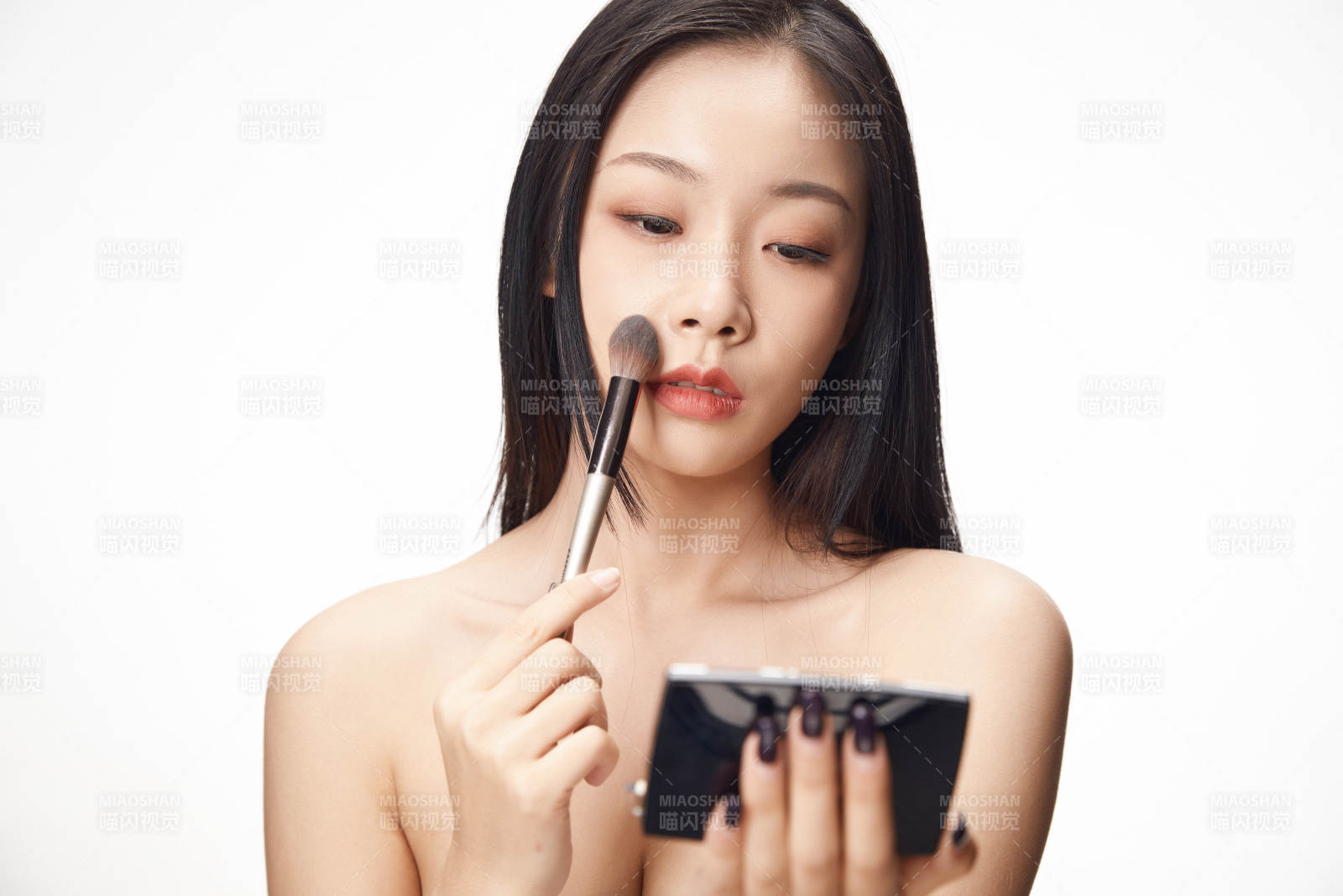 亚洲美女面部特写化妆护肤