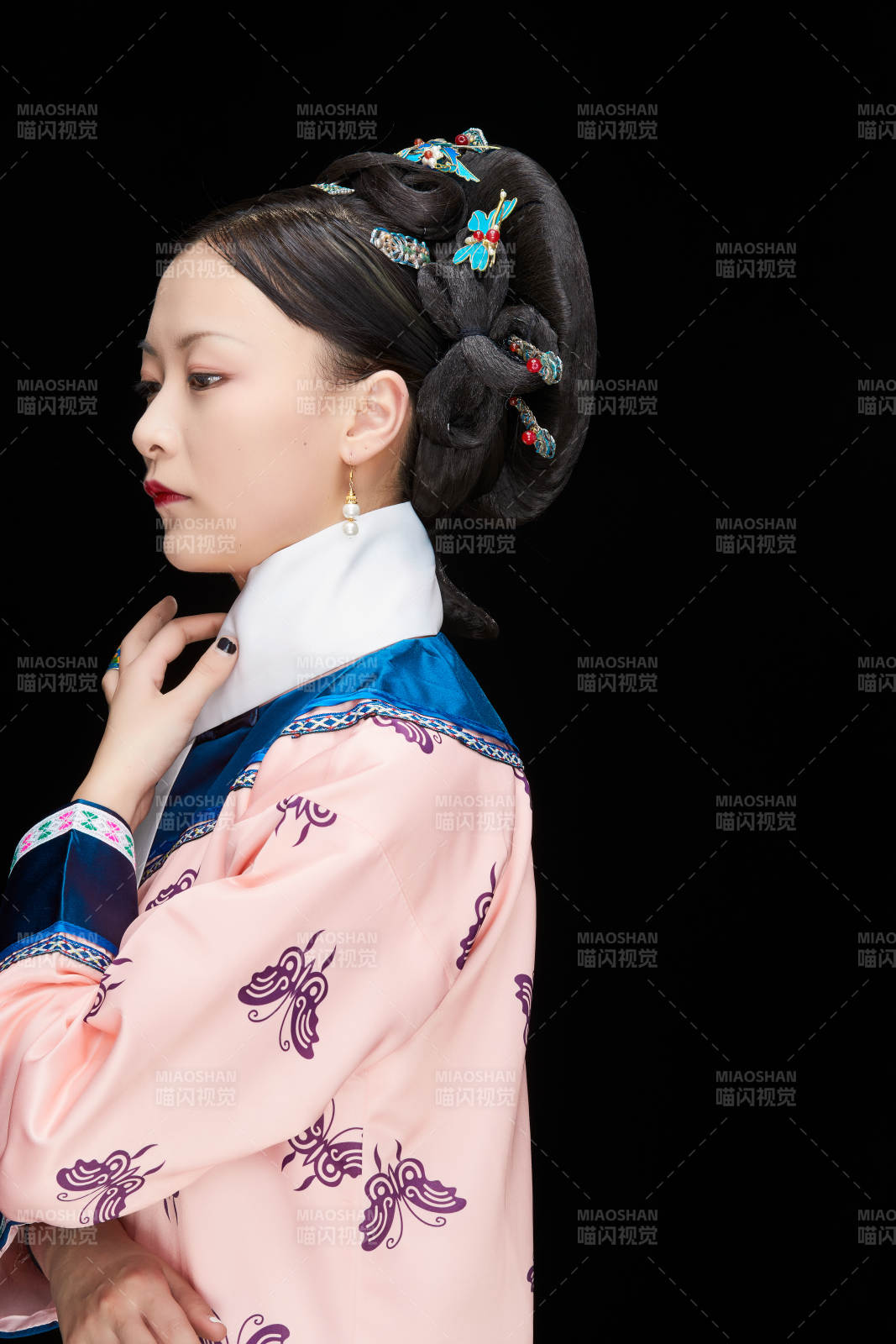 黑色背景下的清代女性古装造型清朝古装