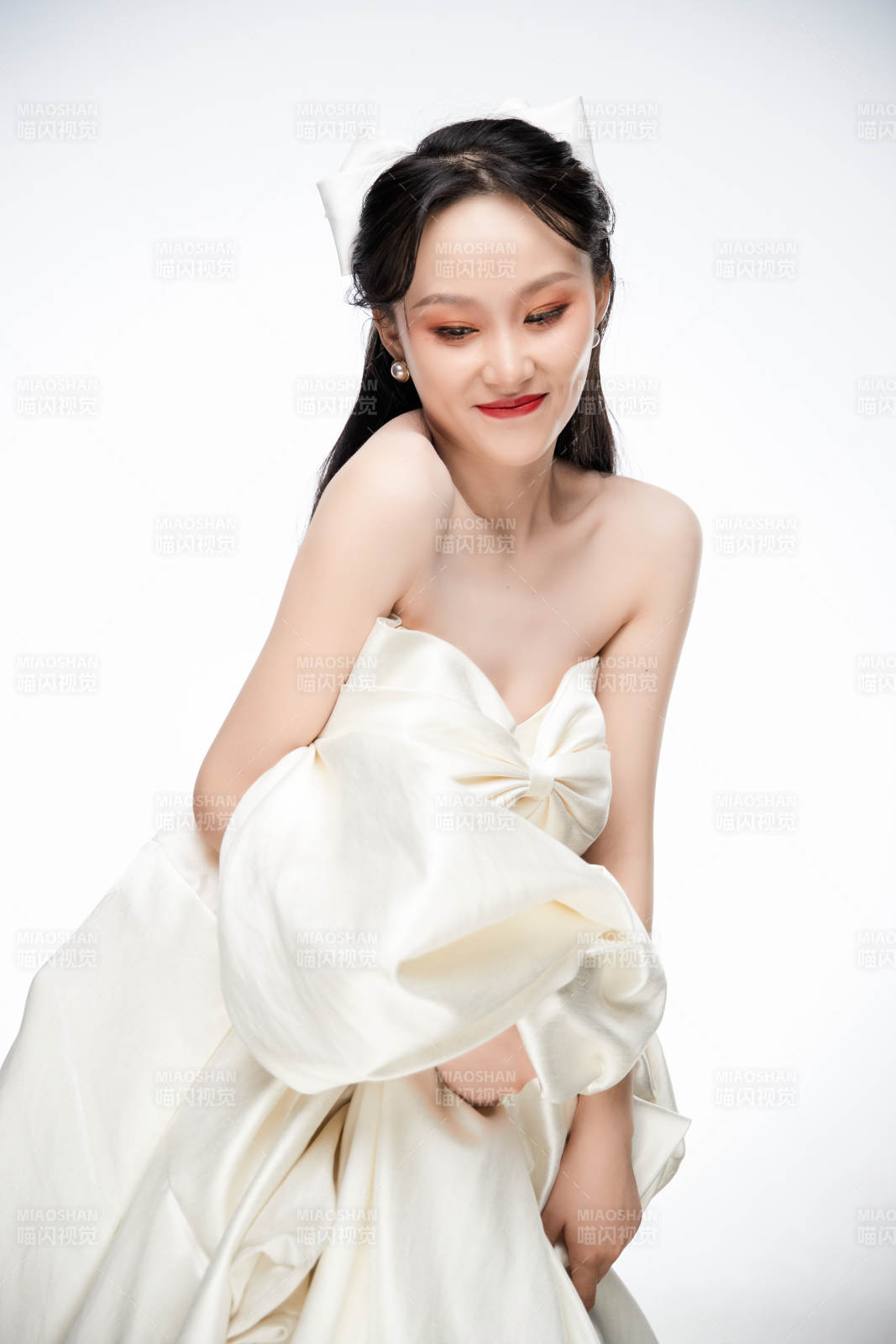 女性婚纱妆面