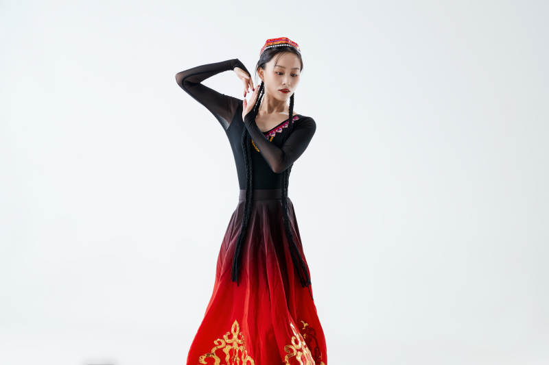 穿着新疆维吾尔族服饰跳舞的少女