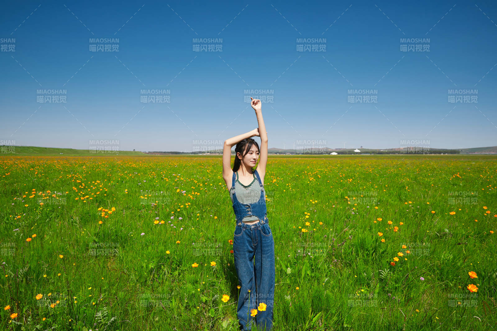 盛夏在草原湿地公园游玩的姑娘