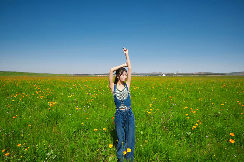 盛夏在草原湿地公园游玩的姑娘
