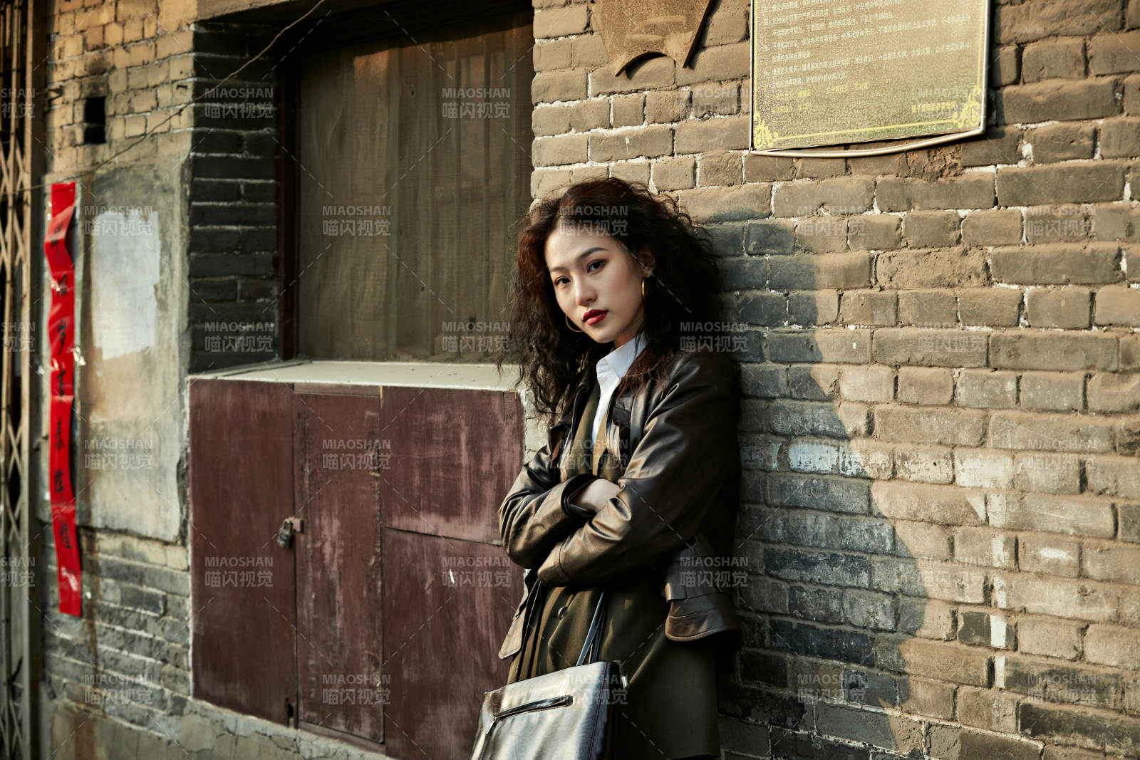 老旧城区里穿着复古港风的美丽清纯少女