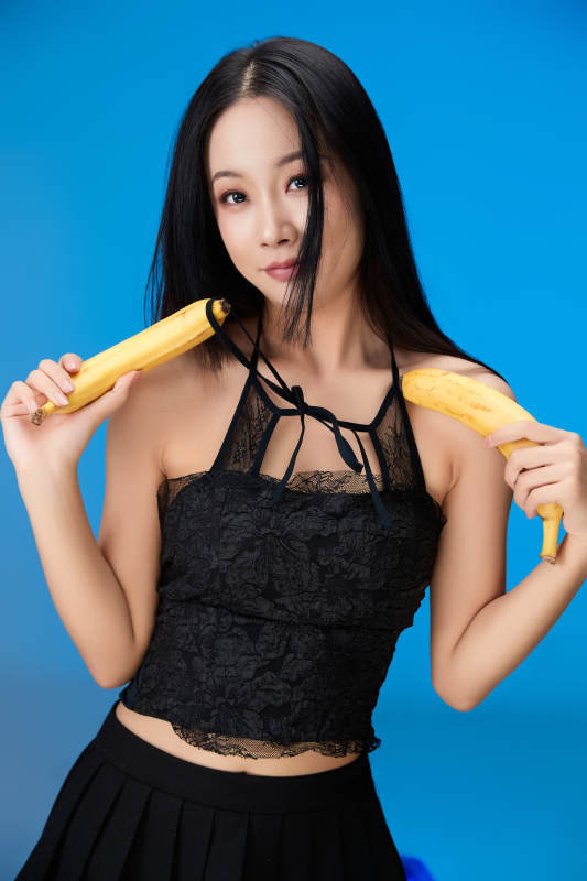 吃水果的亞洲東方長發(fā)少女