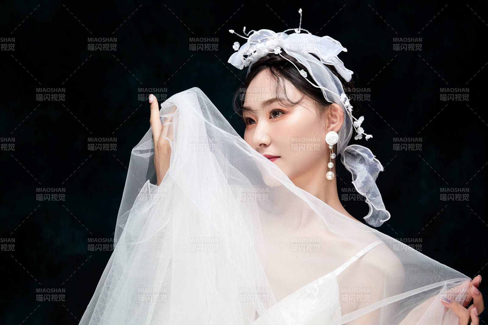 黑色背景下的女性复古婚纱妆面