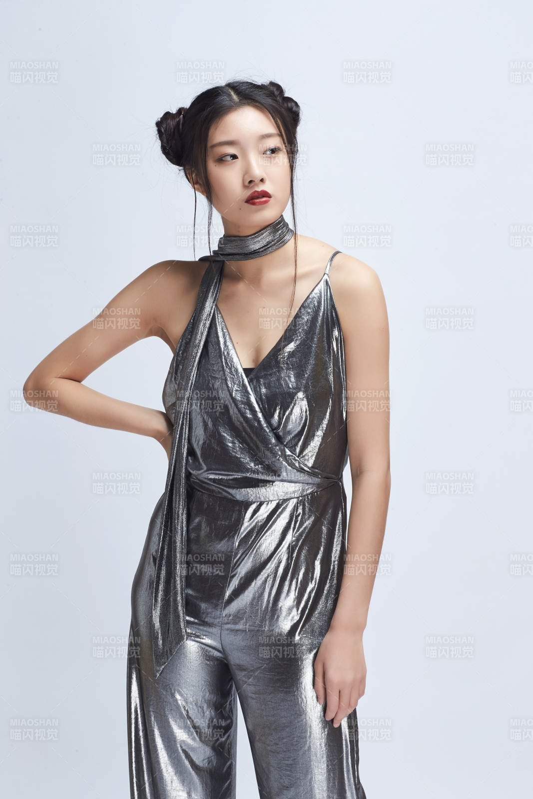 白色背景前的亚洲女性舞者