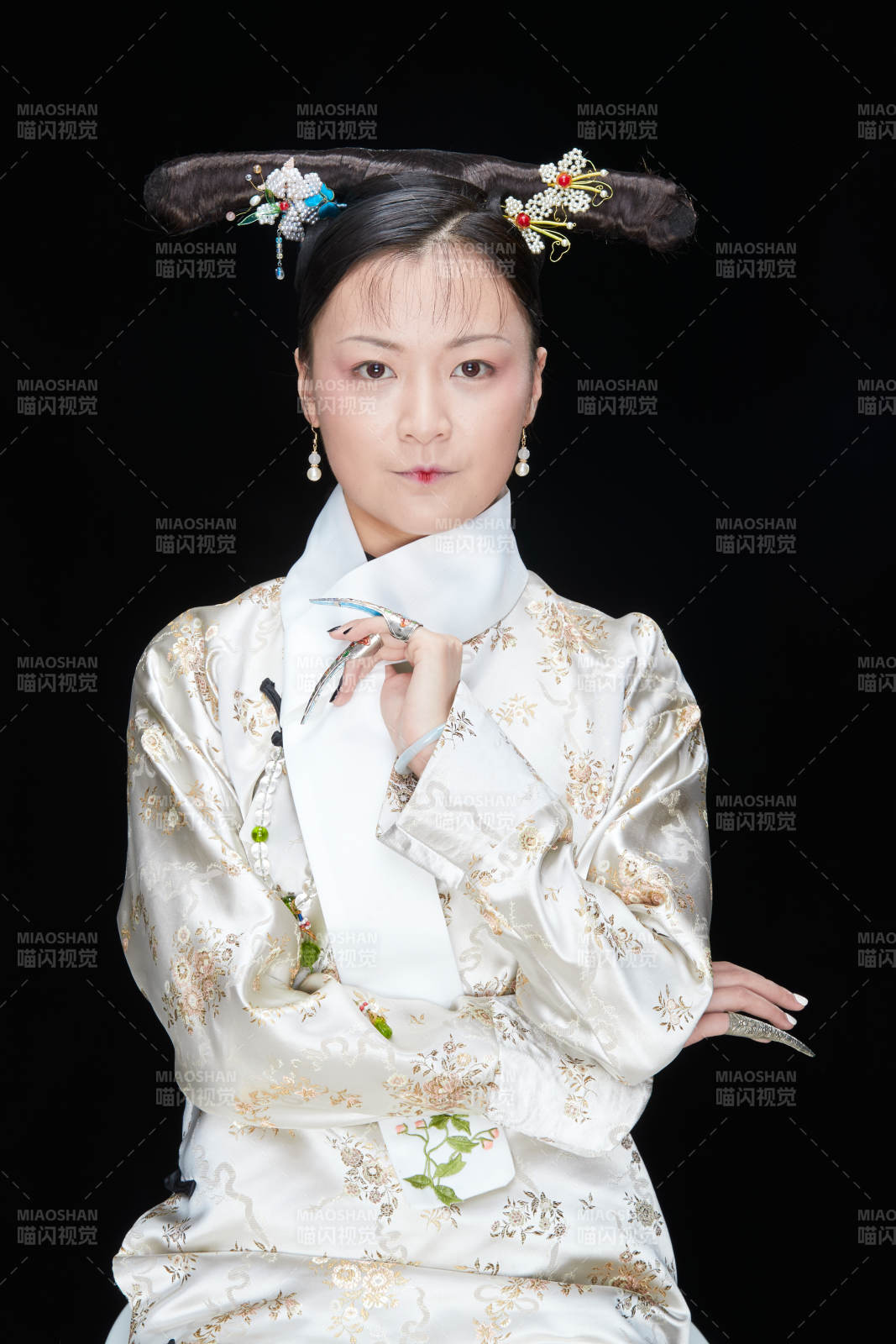 黑色背景下的清代女性古装造型清朝古装