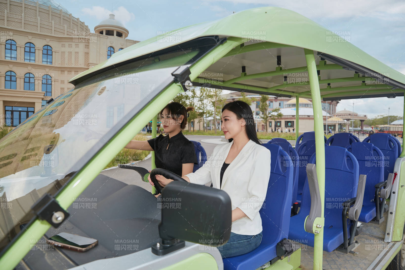 自驾旅游观光车在景区游玩的两位姑娘