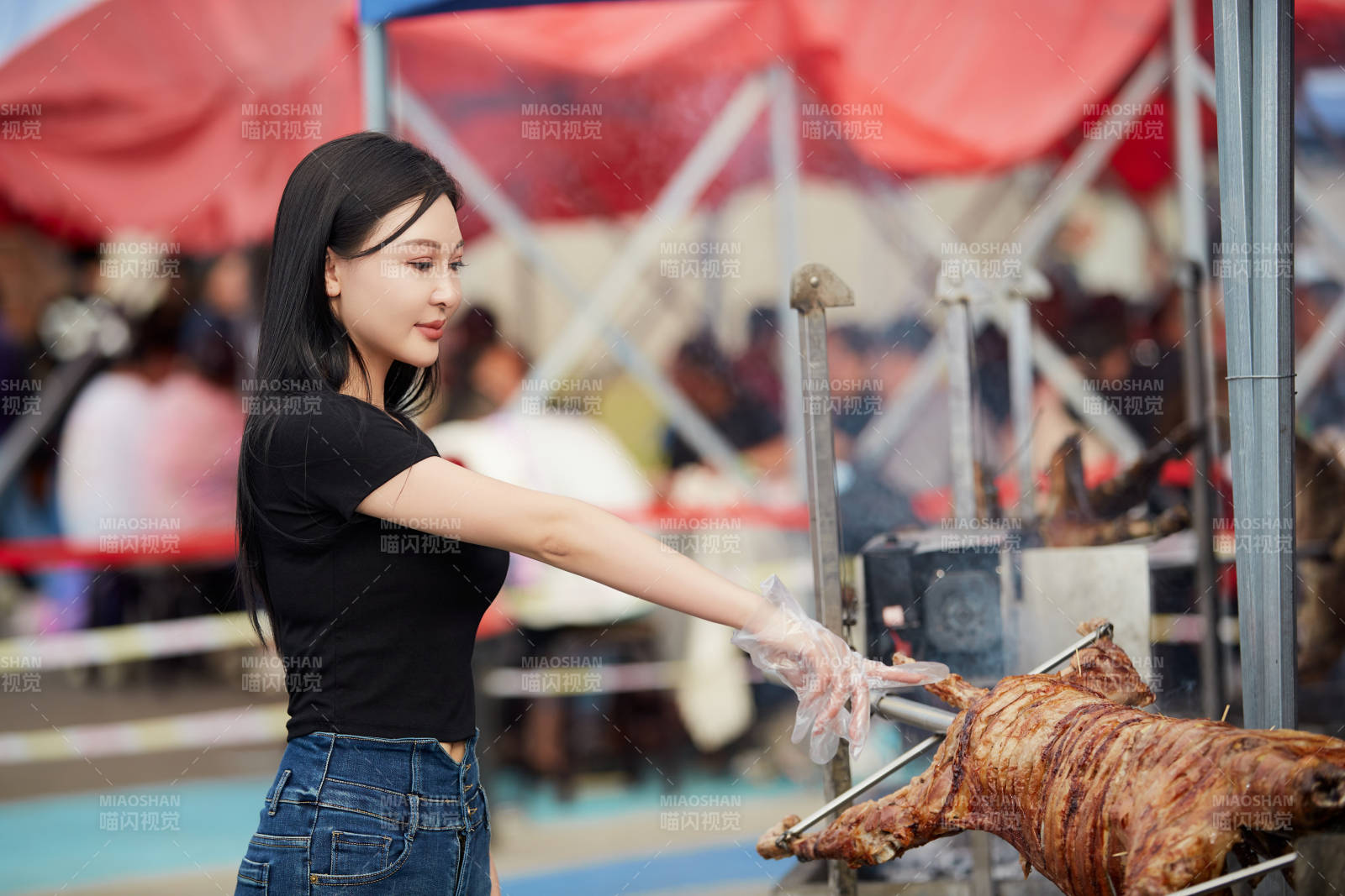 在户外烤全羊自助餐会品尝美食的美女