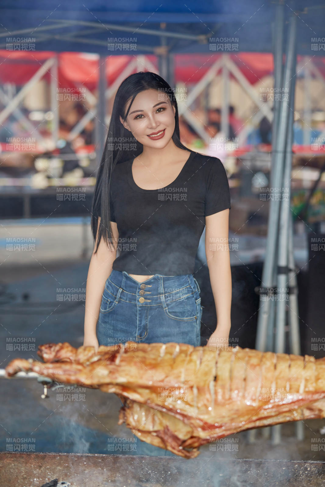 在户外烤全羊自助餐会品尝美食的美女