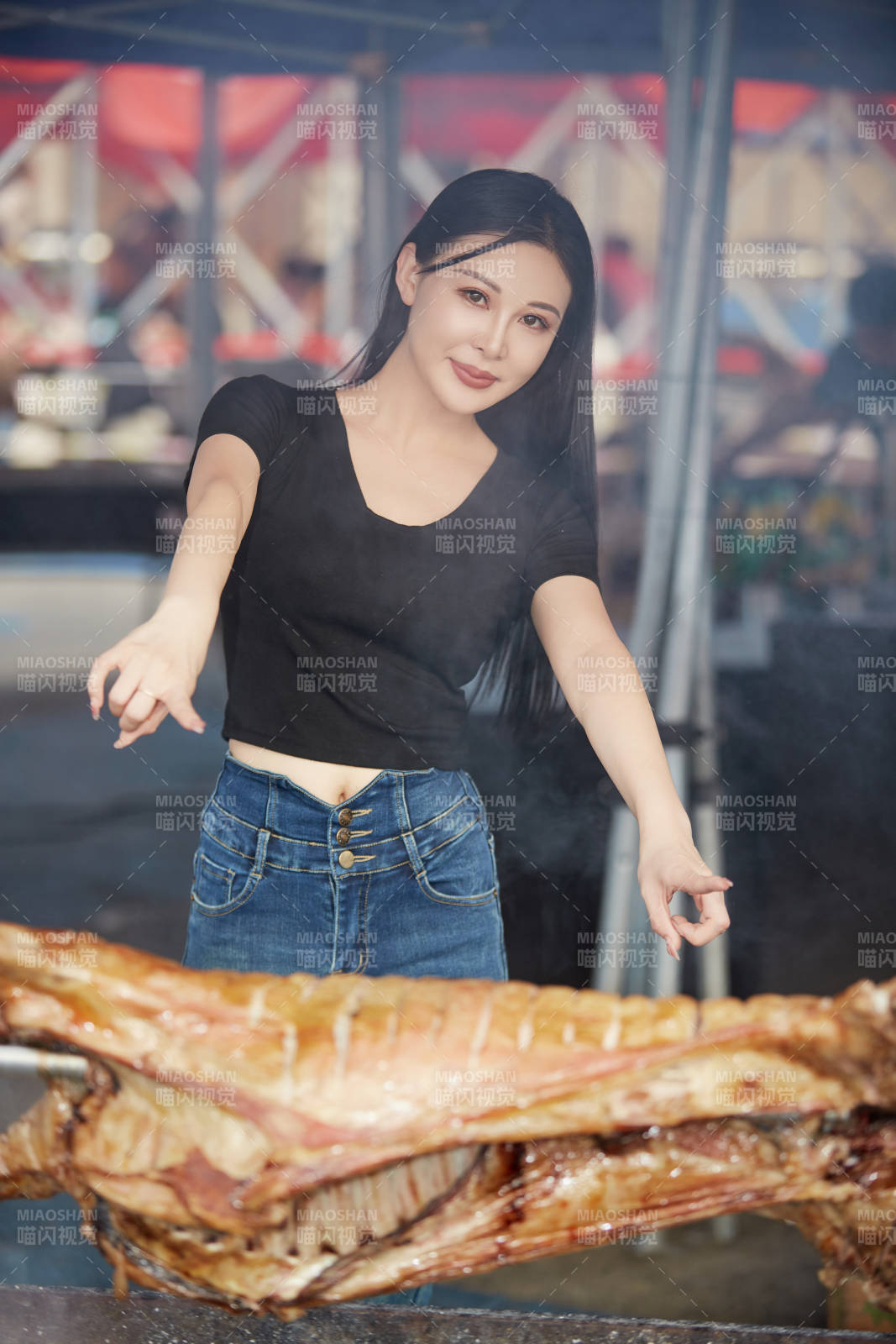 在户外烤全羊自助餐会品尝美食的美女