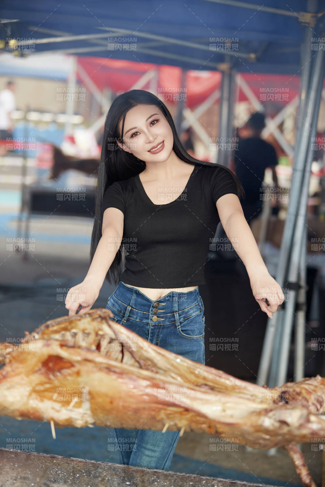 在户外烤全羊自助餐会品尝美食的美女