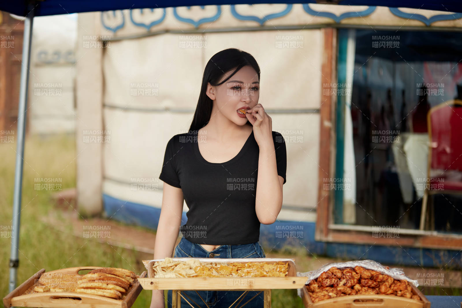 在户外烤全羊自助餐会品尝美食的美女