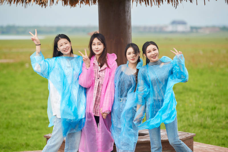 阴雨天在草原花海拍照的闺蜜四人