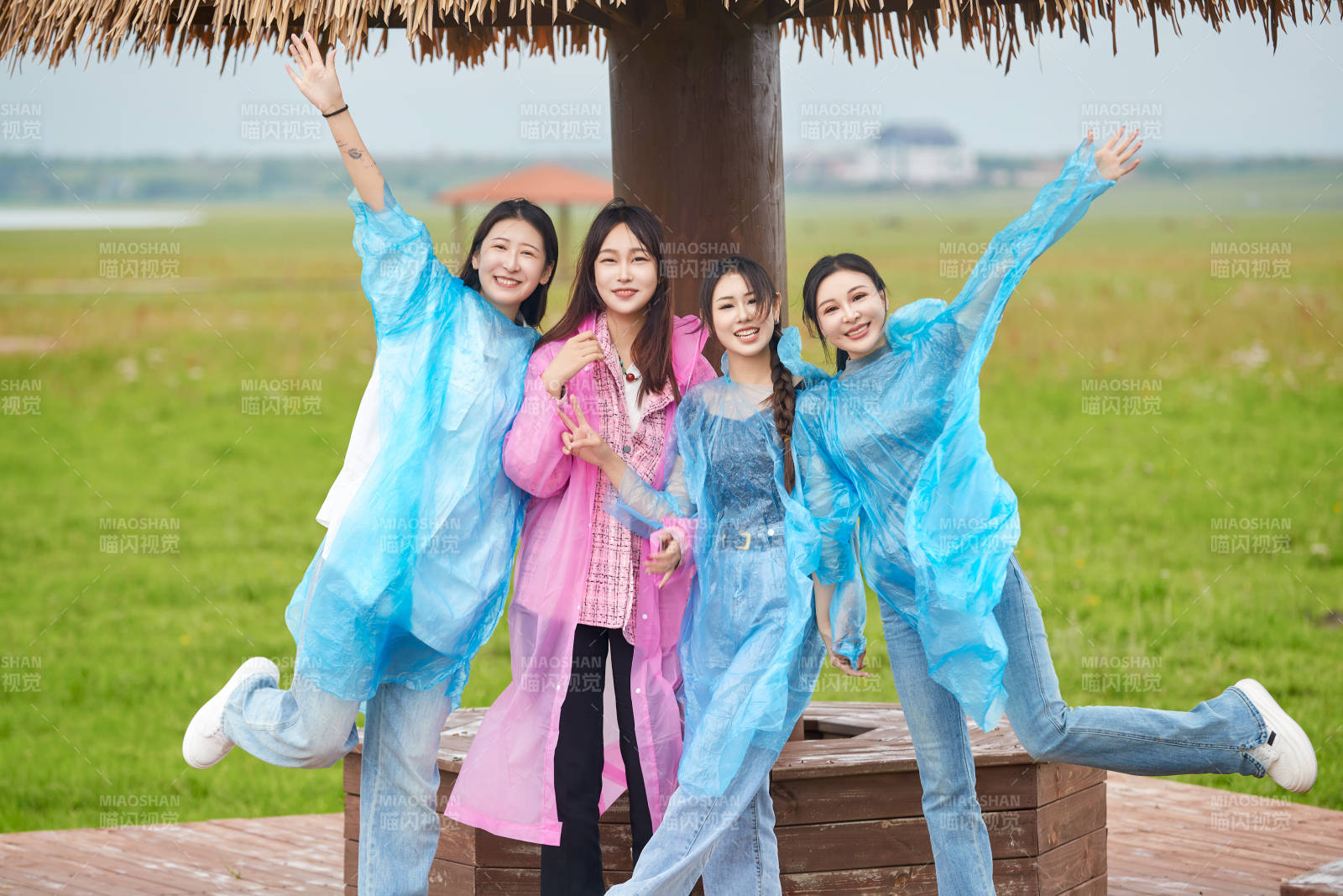 阴雨天在草原花海拍照的闺蜜四人